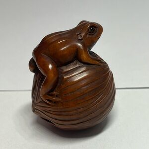 Carved Frog Netsuke Boxwood